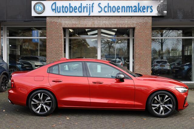 Volvo S60 2.0 T4 R-Design CAMERA LEER CARPLAY MEMORY TREKHAAK-ELEC. STOELVERW. DAB ZWARTE-HEMEL HARMAN&KARDON 2xELEC.VERST.STOELEN 18"LMV ENZ!