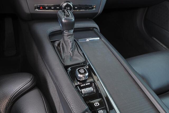 Volvo S90 T5 Momentum - Adaptive Cruise Control - Pilot Assist - BLIS dodehoekassistentie - Elektr. bedienbare best.stoel met geheugen - Lederen bekleding met zittingverlengers - Verwarmbare voorstoelen - Full LED verlichting met actieve bochtenverlichting - Apple®