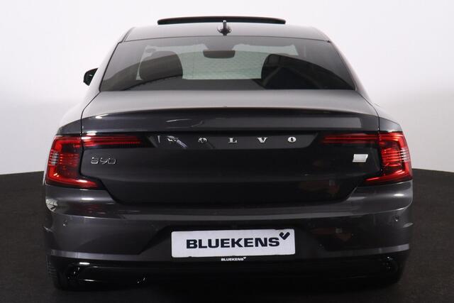 Volvo S90 T8 AWD Ultimate Dark - Schuif/kanteldak - IntelliSafe Assist & Surround - 360º Camera - Harman/Kardon audio - Adaptieve LED koplampen - Verwarmde voorstoelen, stuur & achterbank - Parkeersensoren voor & achter - Elektr. bedienb. voorstoelen met geheugen -