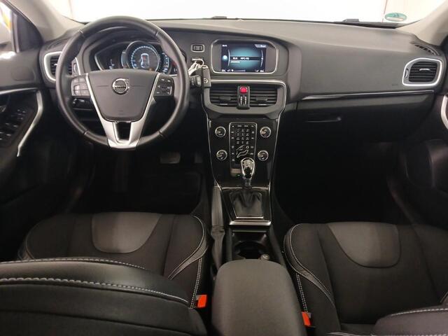 Volvo V40 T2 POLAR + AUTOMAAT | Multi media | spraakbediening telefoon en Navigatie | Stoelverwarming |