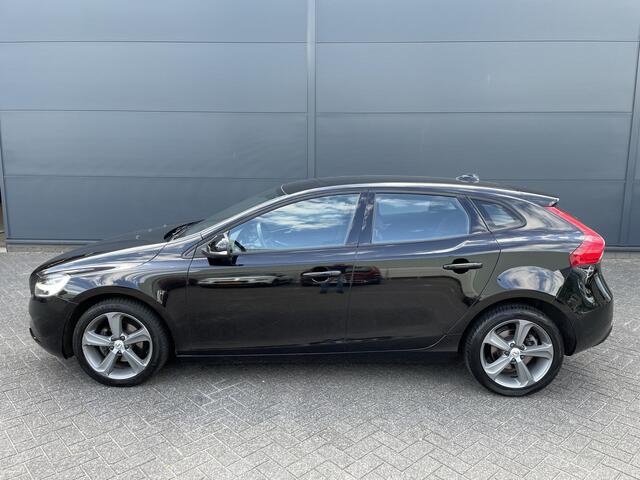 Volvo V40 2.0 D2 Luxury (Camera - LED - Stoelverwarming - Parkeersensoren V+A - Automatische Airco - Navigatie - 17"incl 4S)