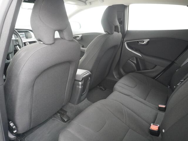 Volvo V40 2.0T Dual-Ecc Pdc 16" Licht-Regensensor Cruise Bluetooth Momentum Autonomous Emergency Braking Brake Assist System Privacy Glas Isofix 1500kg Trekvermogen! hoofdsteunen anti-whiplash Bots herkenning systeem EURO6