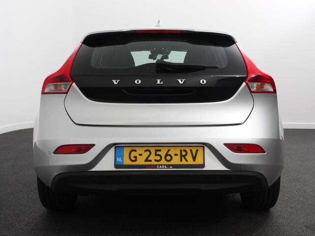 Volvo V40 1.5 T2 Momentum Airco Navigatie Parkeersensoren Radio Lichtmetalen velgen Elektrische ramen Bluetooth