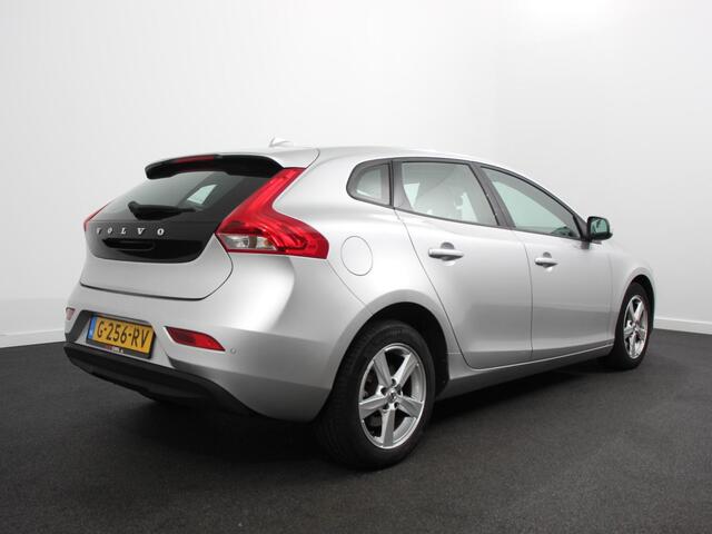 Volvo V40 1.5 T2 Momentum Airco Navigatie Parkeersensoren Radio Lichtmetalen velgen Elektrische ramen Bluetooth