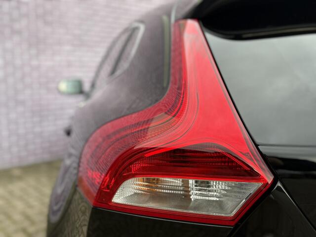 Volvo V40 1.5 T3 Polar+ Sport | DAB | Harman/Kardon | Keyless entry/start | Panoramadak | Regensensor | stoelverwarming | Trekhaak | Parkeercamera | Parkeersensoren V+A |