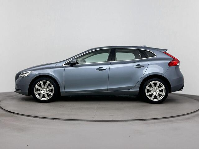 Volvo V40 2.0 T3 Inscription | Luxury Line o.a. Panoramadak | Navigatie | Standkachel met timer | Lederen bekleding |