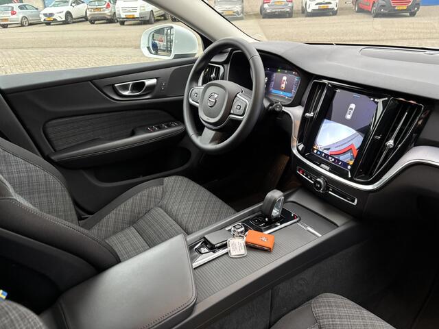 Volvo V60 2.0 B3 Core / NL Auto / Stoel & Stuurverwarming / Achterruitrijcamera / Googlemaps Navi /
