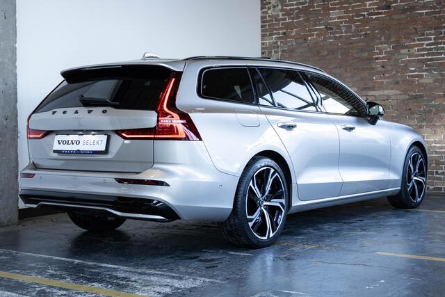 Volvo V60 T6 Automaat Plug-in hybrid AWD Ultra Dark | Panoramadak | 360° parkeercamera | Parkeersensoren voor + achter | Harman Kardon premium audio | Google infotainment | Stoelverwarming | Stuurwielverwarming | Parkeerverwarming | BLIS | Adaptive cruise control 