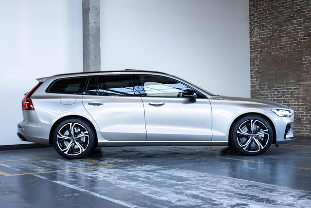 Volvo V60 T6 Automaat Plug-in hybrid AWD Ultra Dark | Panoramadak | 360° parkeercamera | Parkeersensoren voor + achter | Harman Kardon premium audio | Google infotainment | Stoelverwarming | Stuurwielverwarming | Parkeerverwarming | BLIS | Adaptive cruise control 