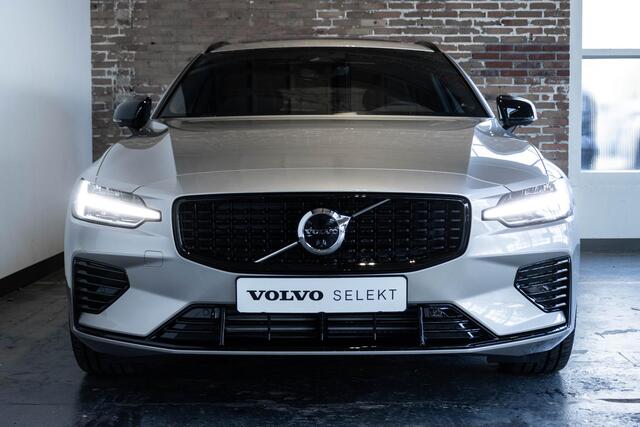 Volvo V60 T6 Automaat Plug-in hybrid AWD Ultra Dark | Panoramadak | 360° parkeercamera | Parkeersensoren voor + achter | Harman Kardon premium audio | Google infotainment | Stoelverwarming | Stuurwielverwarming | Parkeerverwarming | BLIS | Adaptive cruise control 