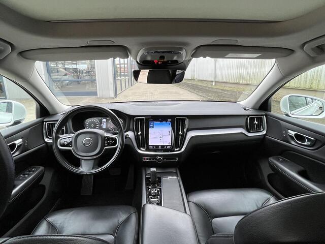 Volvo V60 2.0 B3 Business Pro | NL Auto/2e Eig./Leder/Navi/Panodak/El.Trekhaak/19"/Adapt.Cruise/Apple CarPlay-Android Auto