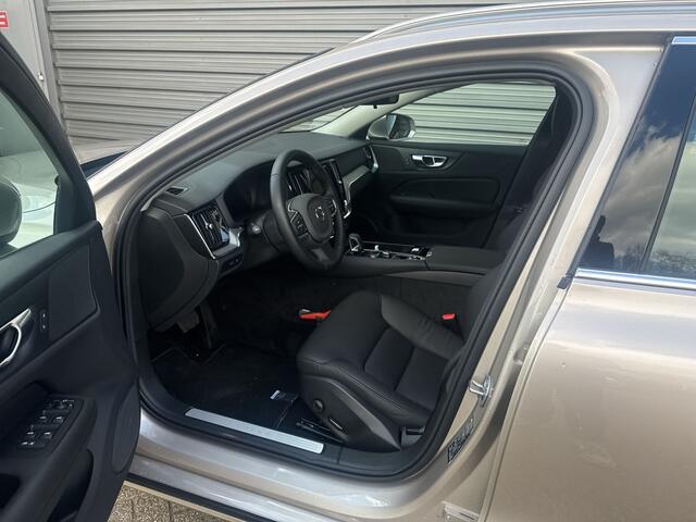 Volvo V60 2.0 T6 Plug-in hybrid AWD Essential Edition / Moritz Leder / Park Assist / 19" LMV / Verw. Stoel & stuurwiel