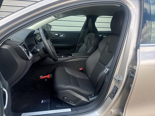 Volvo V60 2.0 T6 Plug-in hybrid AWD Essential Edition / Moritz Leder / Park Assist / 19" LMV / Verw. Stoel & stuurwiel