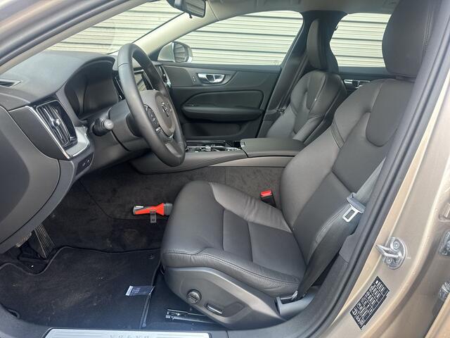 Volvo V60 2.0 T6 Plug-in hybrid AWD Essential Edition / Moritz Leder / Park Assist / 19" LMV / Verw. Stoel & stuurwiel