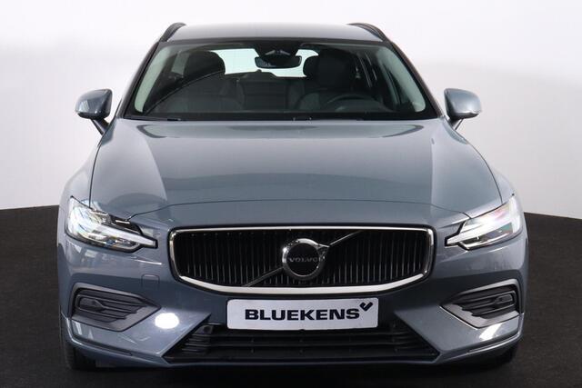 Volvo V60 B3 Essential - IntelliSafe Assist & Surround - Parkeercamera achter - Verwarmde voorstoelen, stuur & achterbank - Parkeersensoren voor & achter - Draadloze tel. lader - Elektr. inklapbare trekhaak - 18' LMV