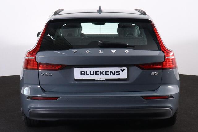 Volvo V60 B3 Essential - IntelliSafe Assist & Surround - Parkeercamera achter - Verwarmde voorstoelen, stuur & achterbank - Parkeersensoren voor & achter - Draadloze tel. lader - Elektr. inklapbare trekhaak - 18' LMV