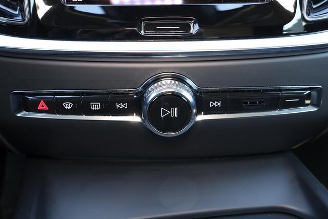 Volvo V60 B3 Essential - IntelliSafe Assist & Surround - Parkeercamera achter - Verwarmde voorstoelen, stuur & achterbank - Parkeersensoren voor & achter - Draadloze tel. lader - Elektr. inklapbare trekhaak - 18' LMV