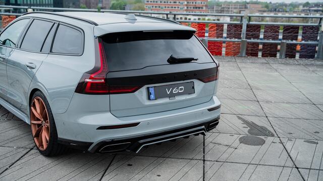 Volvo V60 T6 Plug-in hybrid AWD Plus Dark / Custom made Black Sheep uitvoering / 20" Heico matt Bronze / Heico verlaagd / Geventileerd Amber Leder /