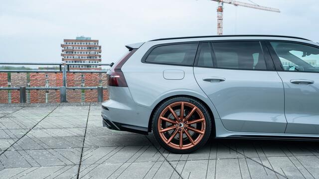 Volvo V60 T6 Plug-in hybrid AWD Plus Dark / Custom made Black Sheep uitvoering / 20" Heico matt Bronze / Heico verlaagd / Geventileerd Amber Leder /