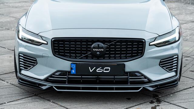 Volvo V60 T6 Plug-in hybrid AWD Plus Dark / Custom made Black Sheep uitvoering / 20" Heico matt Bronze / Heico verlaagd / Geventileerd Amber Leder /
