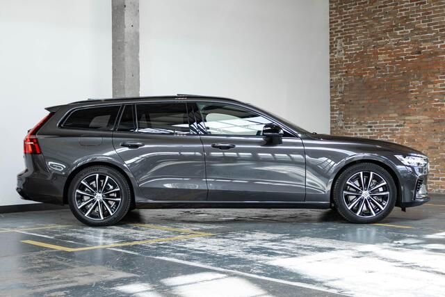 Volvo V60 T8 Plug-in hybrid AWD Ultra Bright | Head-up display | Adaptieve Cruise Control met Pilot Assist | Premium audio by Bowers & Wilkins | Elektrisch bedienbaar panoramisch schuif/-kanteldak | Elektrische voorstoelen met geheugen | 360° Parkeercamera | Park A