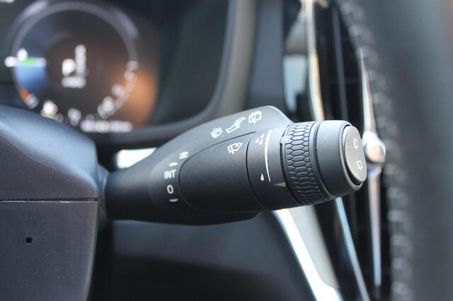 Volvo V60 T6 350PK Plug-in hybrid AWD Plus Bright Long Range / 19" lichtmetalen velgen / Harman Kardon Audio / Adaptieve Cruise Control / Elektrisch verstelbare voorstoelen met geheugen