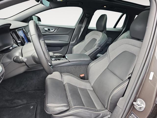 Volvo V60 2.0 T6 Plug-in hybrid AWD Plus Dark | Harman/Kardon Audio | 360 graden camera | Trekhaak | Sportstoelen |