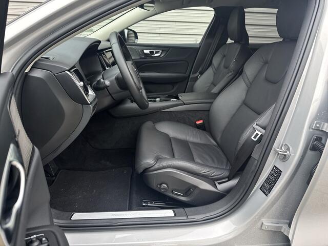 Volvo V60 T6 350PK Plug-in Hybrid AWD Plus Dark | Harman Kardon | Lichtmetalen velgen 18" |