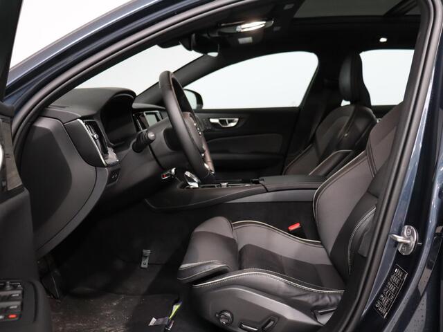 Volvo V60 T6 AWD Plug-in hybrid AWD Plus Dark / Trekhaak / Pano. dak / Harman Kardon / Achter- voor- en stuurverwarming / Contour Stoelen / 360 camera /