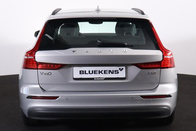 Volvo V60 B3 Essential Edition - IntelliSafe Assist & Surround - Parkeercamera achter - Verwarmde voorstoelen, stuur & achterbank - Parkeersensoren voor & achter - Draadloze tel. lader - High Performance audio - Elektr. inklapbare trekhaak - 18' LMV