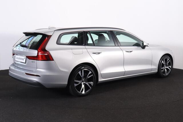 Volvo V60 B3 Essential Edition - IntelliSafe Assist & Surround - Parkeercamera achter - Verwarmde voorstoelen, stuur & achterbank - Parkeersensoren voor & achter - Draadloze tel. lader - High Performance audio - Elektr. inklapbare trekhaak - 18' LMV