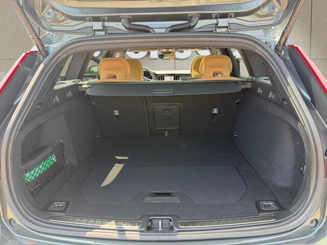 Volvo V60 2.0 T6 Plug-in hybrid AWD Plus Dark | Amber Nappa Lederen bekleding | Panoramadak | Extra getint glas | Harman/Kardon Audio |