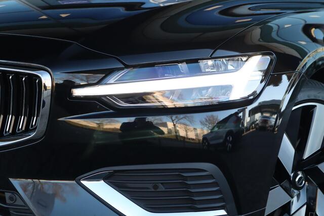 Volvo V60 2.0 T6 Plug-in hybrid AWD Essential Edition | Adaptive Cruise Control met Pilot Assist| Dodehoekdetectie| Stoelverwarming voor + achter| Stuurwielverwarming| Extra getint glas achter| RVS-geborstelde bumperbescherming|