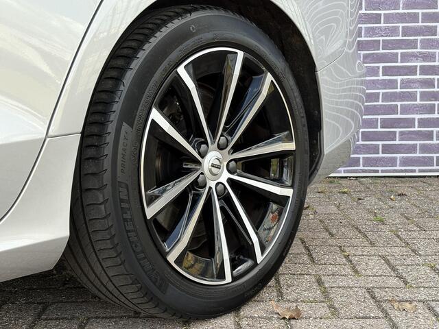Volvo V60 2.0 T6 Plug-in hybrid AWD Plus Dark | Trekhaak | Harman/Kardon | Sport stoelen | Zwarte hemel | Long Range | Camera |