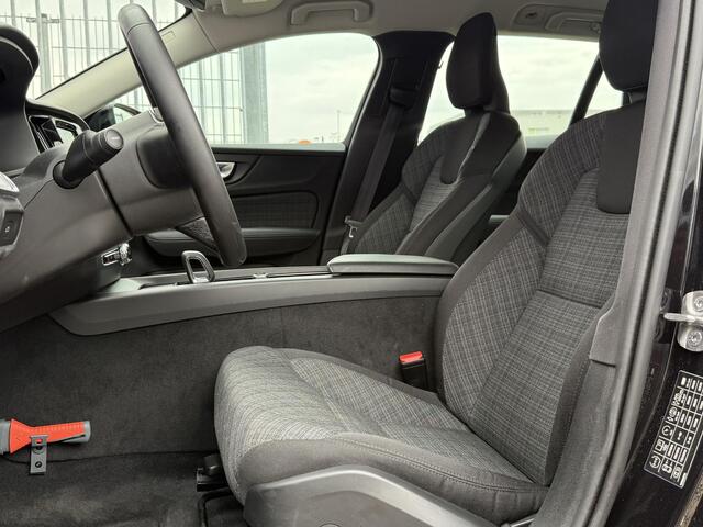 Volvo V60 2.0 B3 Essential Edition | Trekhaak | Adaptieve cruisecontrol | Stoel-stuurwiel-achterbankverwarming | Parkassist voor en achter | Parkeercamera | BLIS |