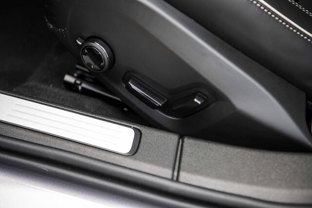 Volvo V60 2.0 T6 Plug-in hybrid AWD Plus Dark | Panoramadak | Head Up Display | Aurora Silver | Donker Glas | 360 Camera | 19" |