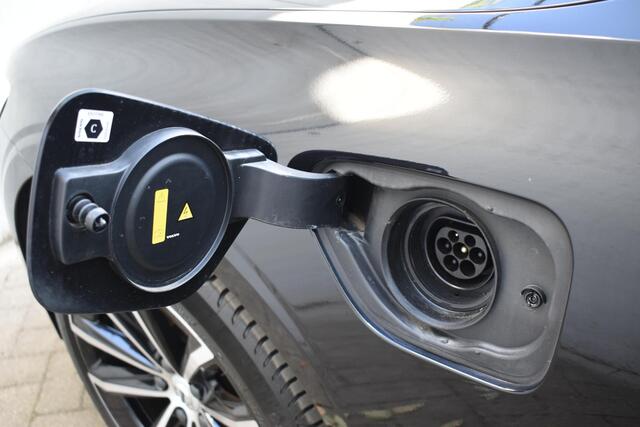 Volvo V60 T6 350PK Automaat AWD Plus Dark / Navigatie / Camera / Adaptieve Cruise Control / Elektrische Stoelen / Leder / LM Velgen /