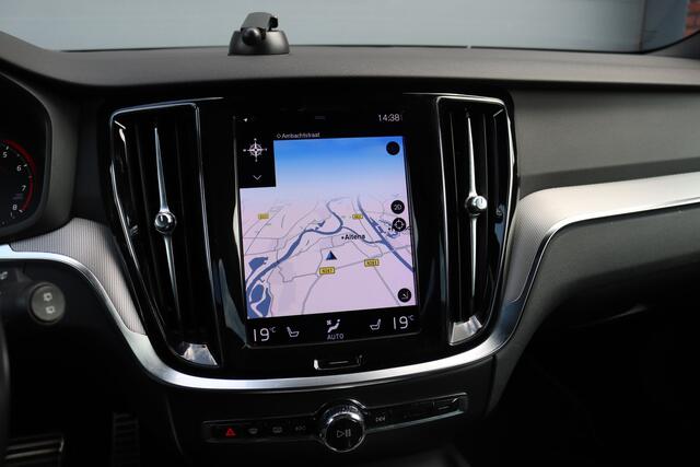 Volvo V60 2.0 B4 R-Design Aut8 | Panoramadak | Camera | Memory | Dodehoekassistent | Leder | Apple-Carplay | DAB | Stoelverwarming |