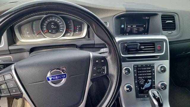 Volvo V60 1.5 T2 Polar+ Dynamic | Stoelverwarming | DAB | Parkeercamera | Parkeersensoren V+A | Trekhaak | Leder | Regensensor |