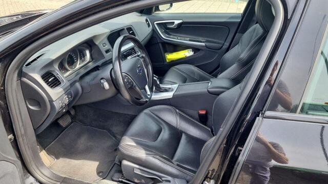 Volvo V60 1.5 T2 Polar+ Dynamic | Stoelverwarming | DAB | Parkeercamera | Parkeersensoren V+A | Trekhaak | Leder | Regensensor |
