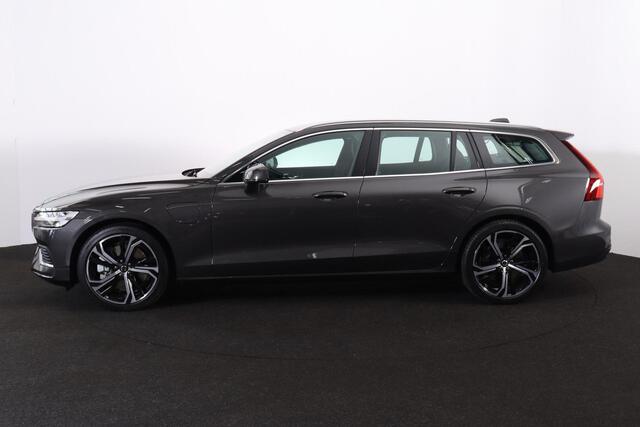 Volvo V60 T6 Plug-in hybrid AWD Essential Edition IntelliSafe Assist & Surround - Parkeercamera achter - Lederen Bekleding - Verwarmde voorstoelen, stuur & achterbank - Parkeersensoren voor & achter - Elektr. verstelbare lendesteunen - 19' LMV