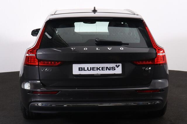 Volvo V60 T6 Plug-in hybrid AWD Essential Edition IntelliSafe Assist & Surround - Parkeercamera achter - Lederen Bekleding - Verwarmde voorstoelen, stuur & achterbank - Parkeersensoren voor & achter - Elektr. verstelbare lendesteunen - 19' LMV