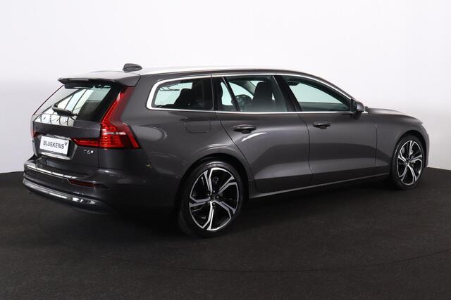 Volvo V60 T6 Plug-in hybrid AWD Essential Edition IntelliSafe Assist & Surround - Parkeercamera achter - Lederen Bekleding - Verwarmde voorstoelen, stuur & achterbank - Parkeersensoren voor & achter - Elektr. verstelbare lendesteunen - 19' LMV