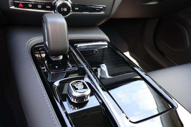 Volvo V60 T6 Plug-in hybrid AWD Essential Edition IntelliSafe Assist & Surround - Parkeercamera achter - Lederen Bekleding - Verwarmde voorstoelen, stuur & achterbank - Parkeersensoren voor & achter - Elektr. verstelbare lendesteunen - 19' LMV