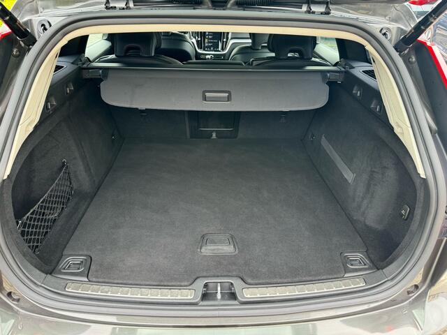 Volvo V60 2.0 T5 Momentum virtual cockpit, leer, navi