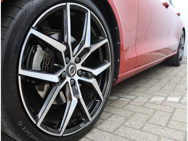 Volvo V60 2.0 B3 R-Design | 20" Polestar | Black optiek | Panoramadak | H&K | Trekhaak