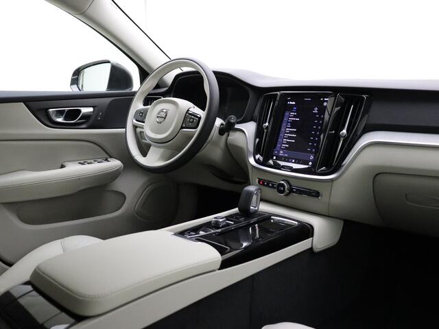 Volvo V60 T6 350pk AWD Essential Edition Bright / Blond leder / ACC / PDC V+A / Camera / Stoel/- en stuurverwarming / 19'' Velgen / Getint glas /