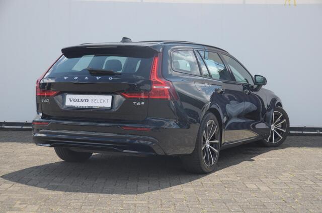 Volvo V60 T6 350PK Automaat Plug-in Hybrid AWD Plus Dark / Adaptive cruise control / Elektrische stoelen / Harman Kardon audio / Trekhaak / Pilot assist / BLIS / Stoel en stuur verwarming / Elektrische achterklep / Parkeersensoren met 360 camera / Google infotainme