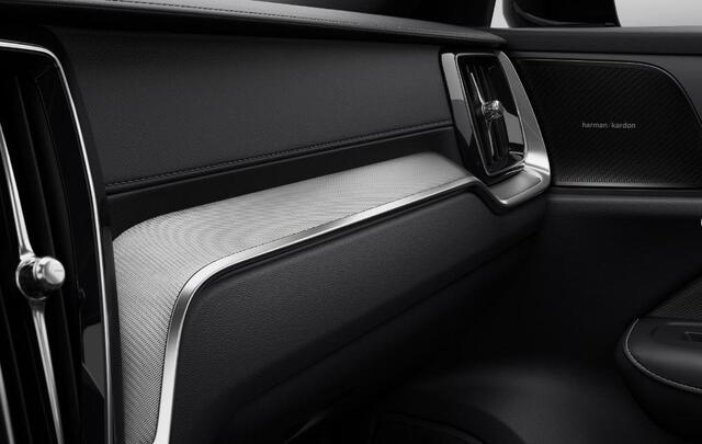 Volvo V60 T6 350PK Automaat Plug-in hybrid AWD Ultra Dark / Panoramadak / Napa leder / Open grid textiel / Extra getint glas / 19 5-Triple spaaks velgen / Harman Kardon