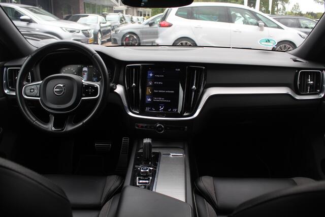 Volvo V60 2.0 B3 R-Design / Trekhaak / Camera / Leder / 19'' / Navigatie / Dodehoek / DAB / Stuur+Stoelverwarming / ACC